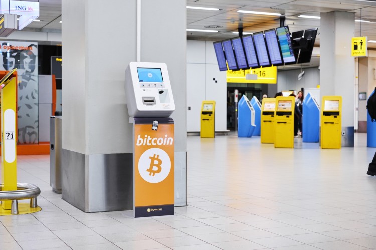 В аэропорту Амстердама появился биткоин-банкомат
