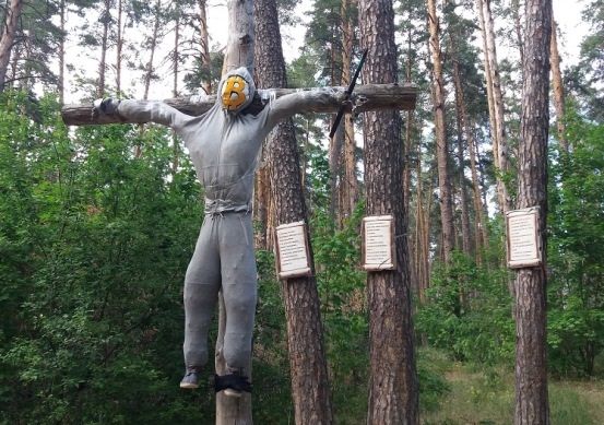 В лесу Тольятти на кресте распяли чучело человека
