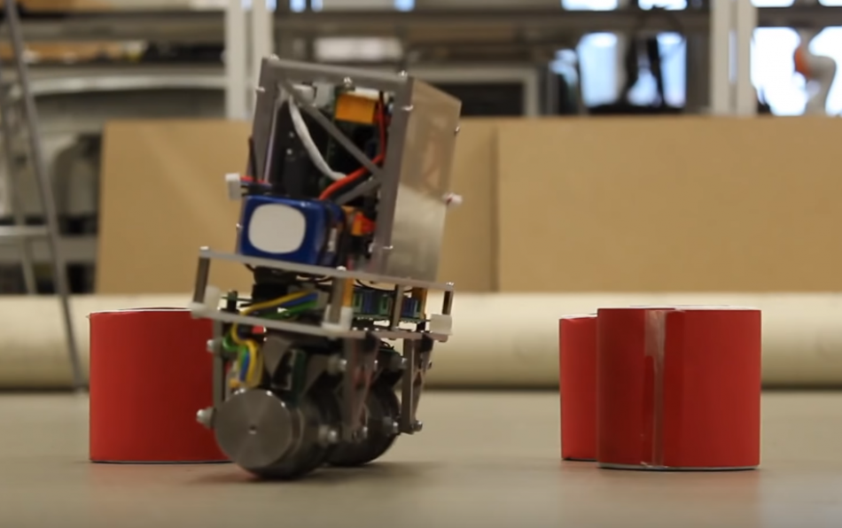 Нестабильный робот, использующий колеса Илона, имеет высокую маневренность