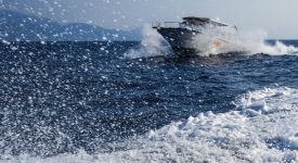 За счет использования торпедной технологии сингапурский катер достигает высокой скорости движения
